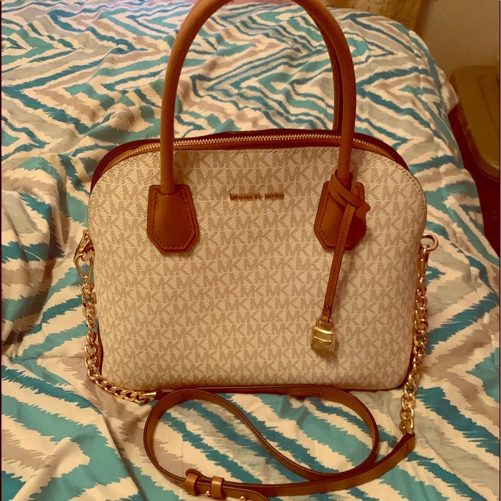 NWOT Cream Michael Kor’s Purse With matching purse